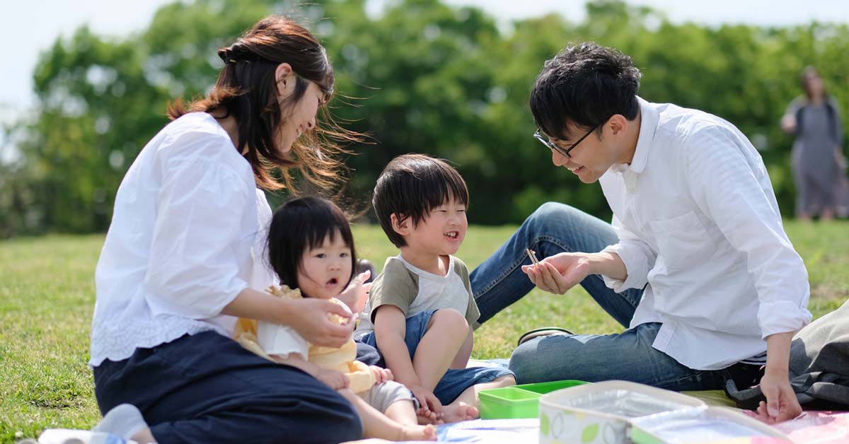 公園で笑顔で過ごす日本人家族