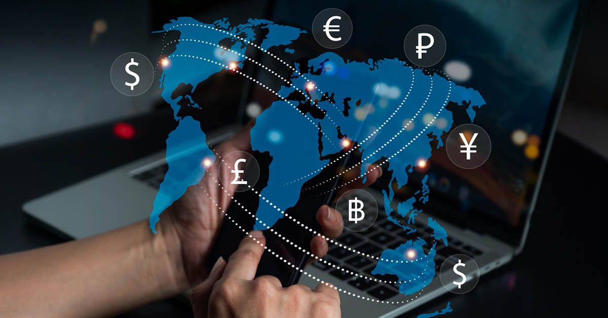 オフショア投資のグローバルな性質表す世界地図と主要な通貨が組み合わさった画像