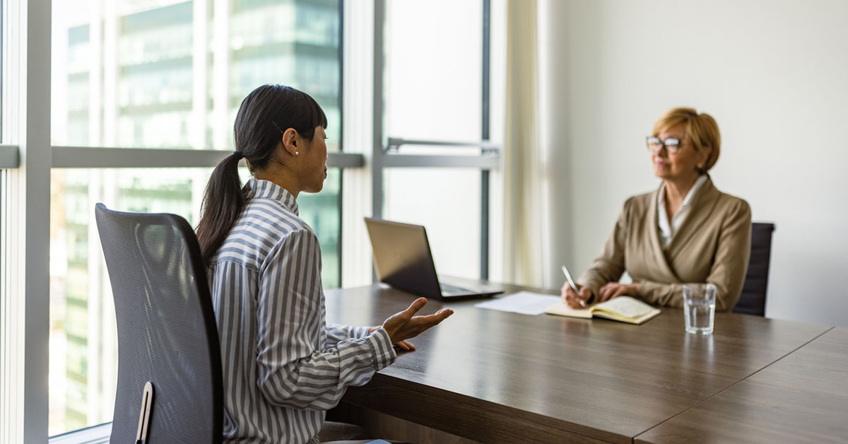 外資系企業の面接官による面接を受けている日本人ビジネスウーマン