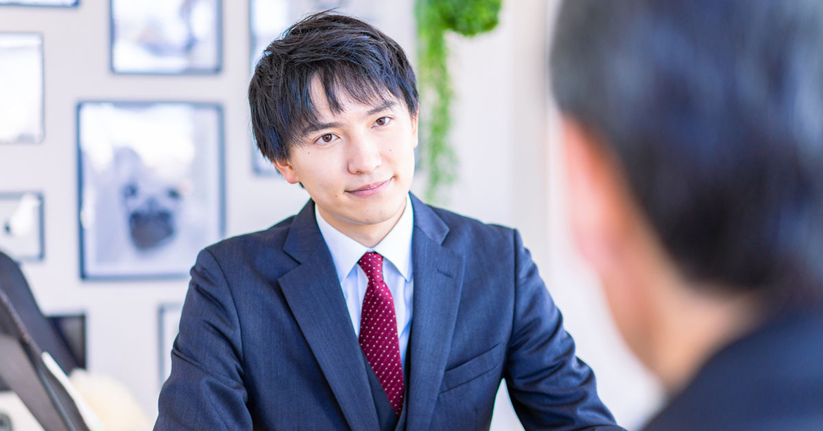 Interviewer And Candidate Discussing Reasons For Leaving A Previous Company (1)